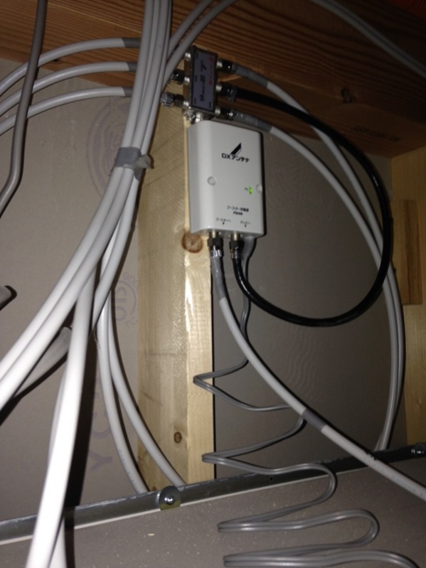 屋根裏に設置したブースターの電源部と分配器