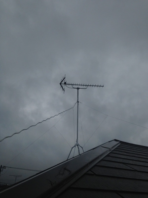 屋根上設置したUHFアンテナ