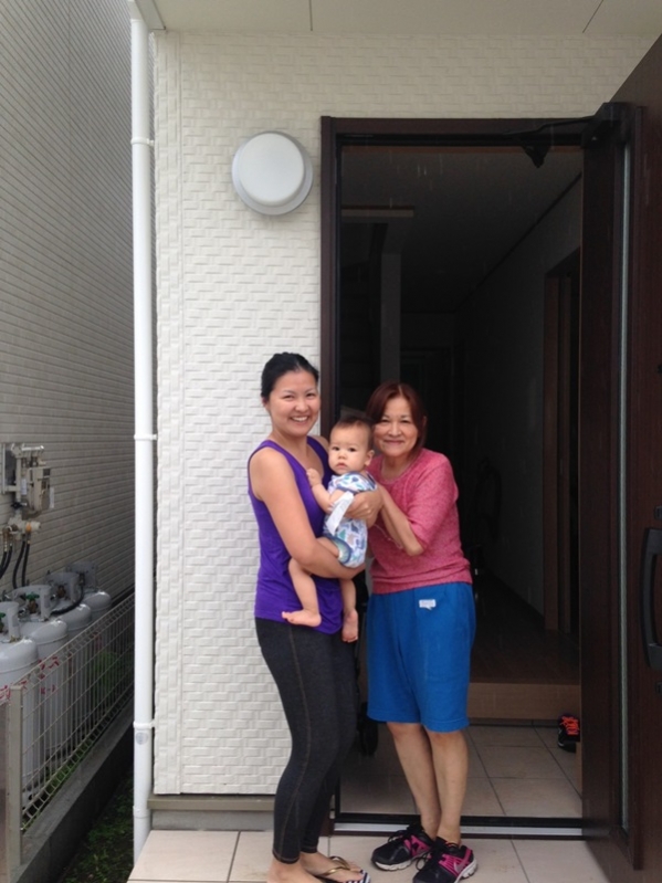 玄関前で撮影に応じる家族