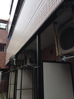 アンテナ設置前のマンションの外壁