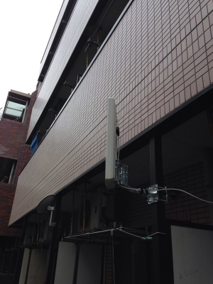 デザインアンテナを設置したマンションの外壁