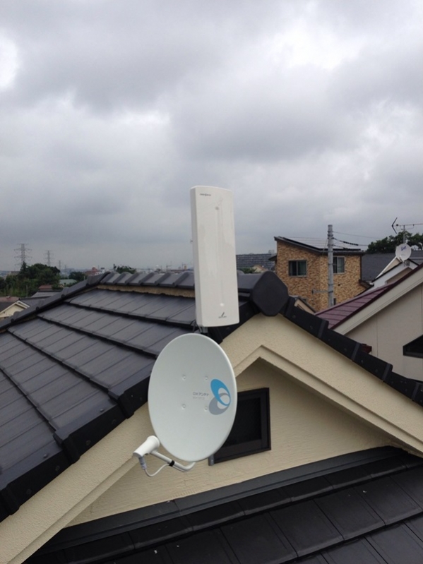 破風板に設置したデザインアンテナとBS/CSアンテナ