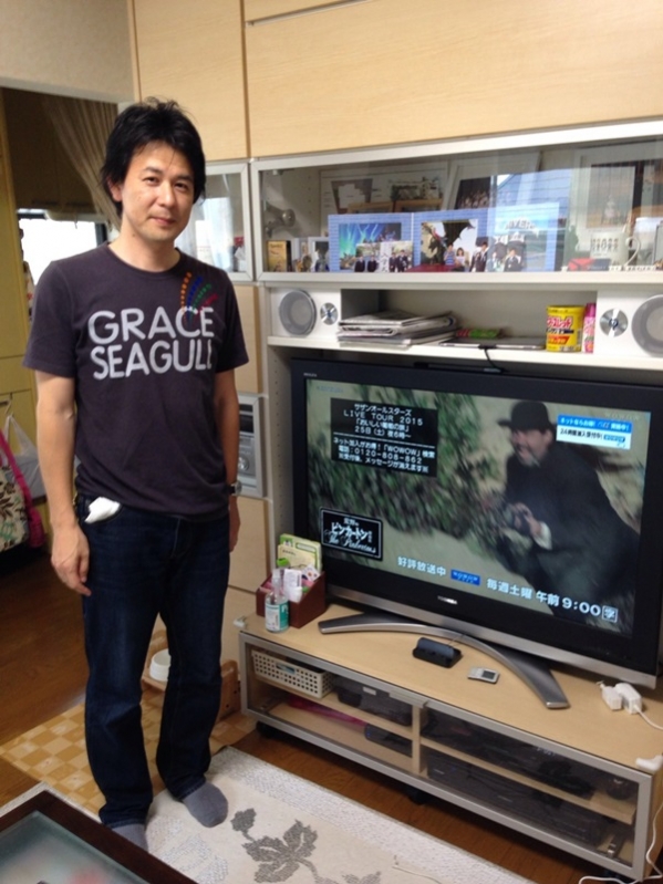 テレビ横の男性