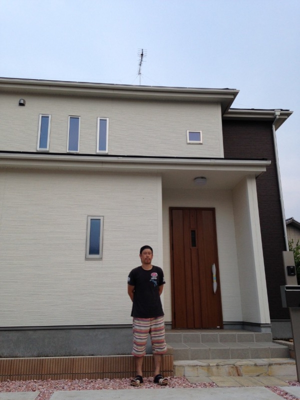 戸建住宅前の男性