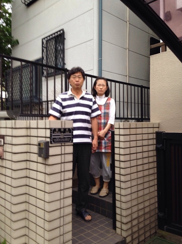 戸建住宅前の夫婦