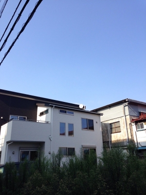 デザインアンテナとBS/CSアンテナを設置した戸建住宅