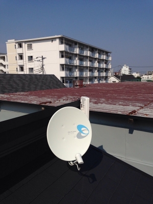 壁面に設置したデザインアンテナとBS/CSアンテナ