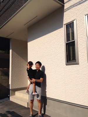 戸建住宅前の親子