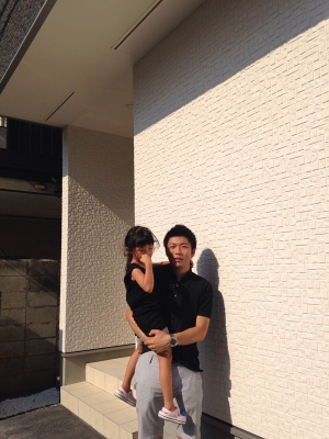 戸建住宅前の親子