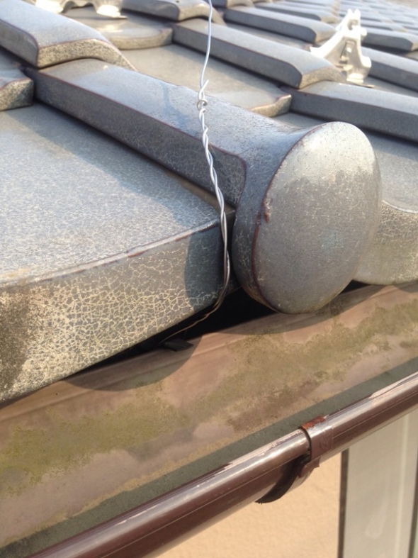 雨樋に取り付けたアンテナの支線