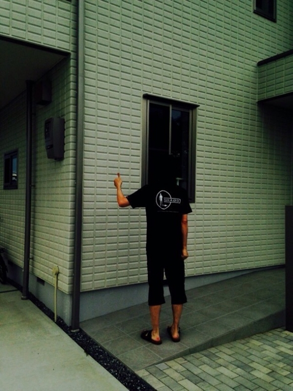 戸建住宅前の後ろ姿の男性