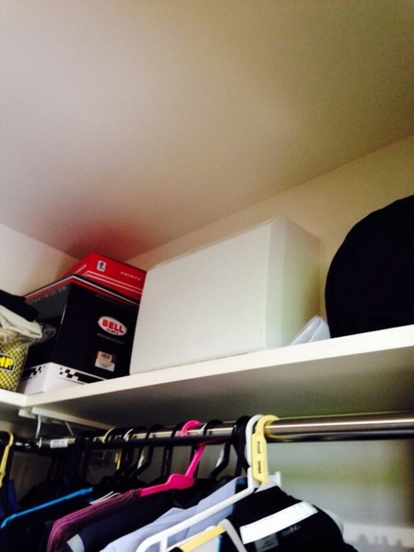 クローゼット内のマルチメディアボックス