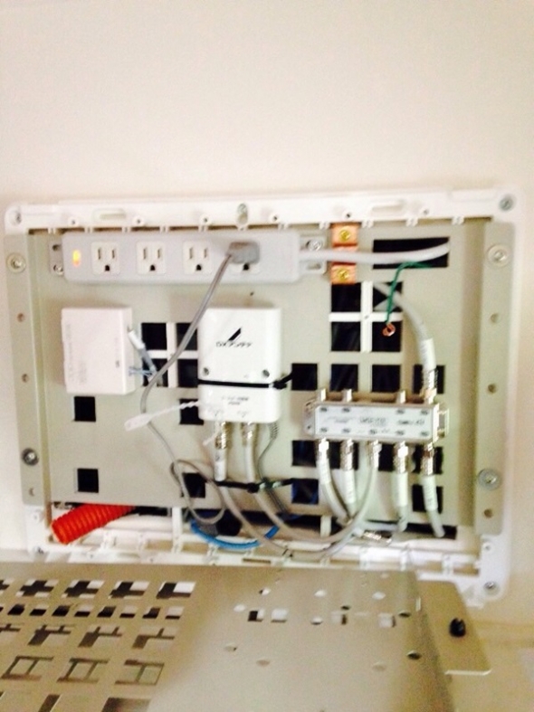 マルチメディアボックス内の機器類