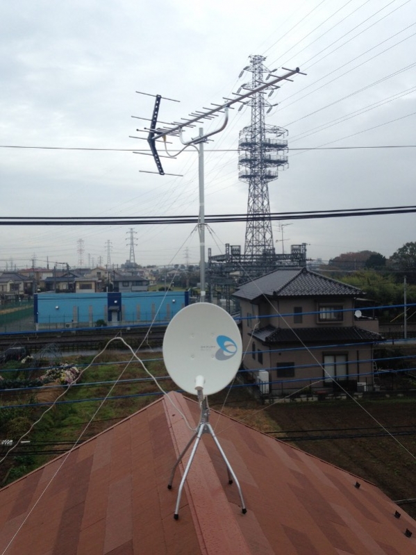 屋根上に設置したUHFアンテナとBS/CSアンテナ