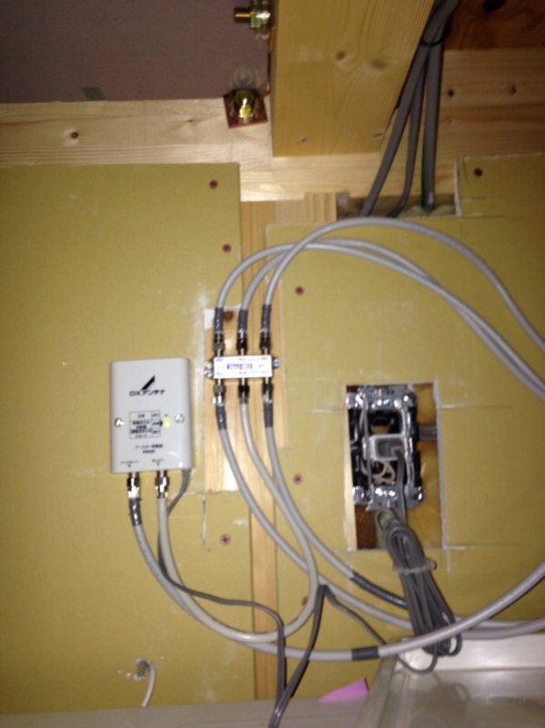 ユニットバスの天井裏の分配器とブースター