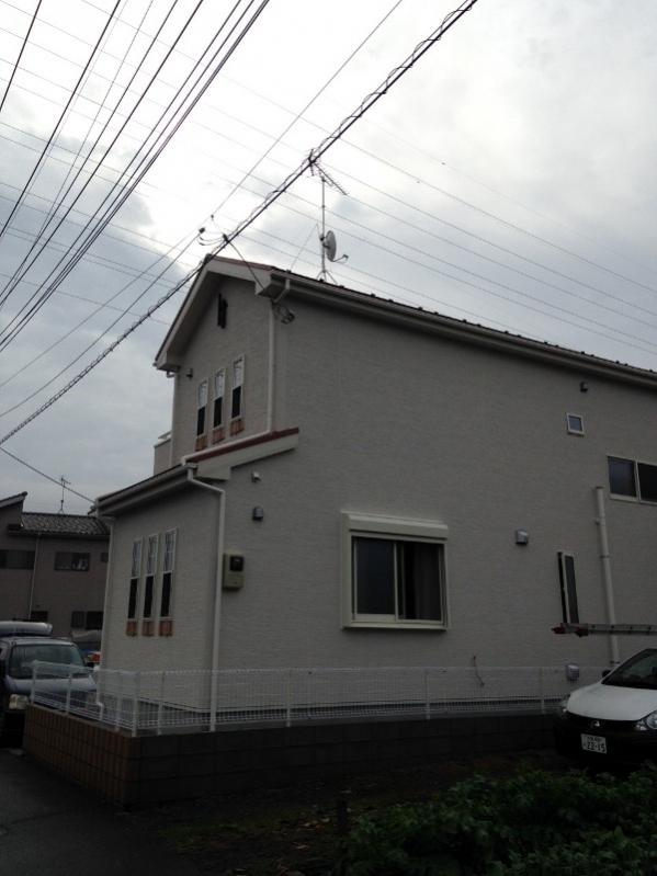 UHFアンテナとBS/CSアンテナを設置した戸建住宅