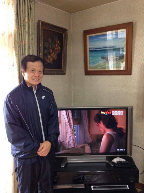 テレビ横の男性