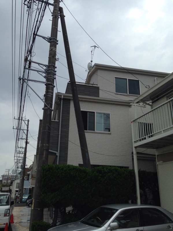 UHFアンテナとBS/CSアンテナを設置した戸建住宅