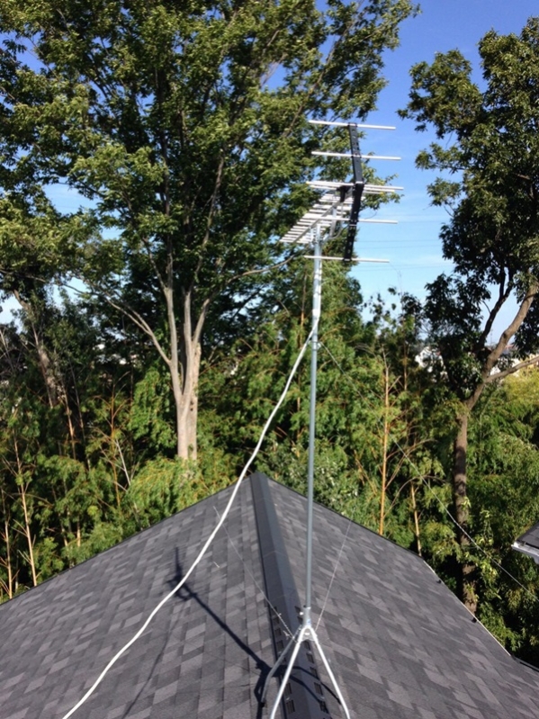 屋根上に設置したUHFアンテナ