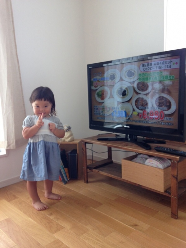 テレビ横の女児