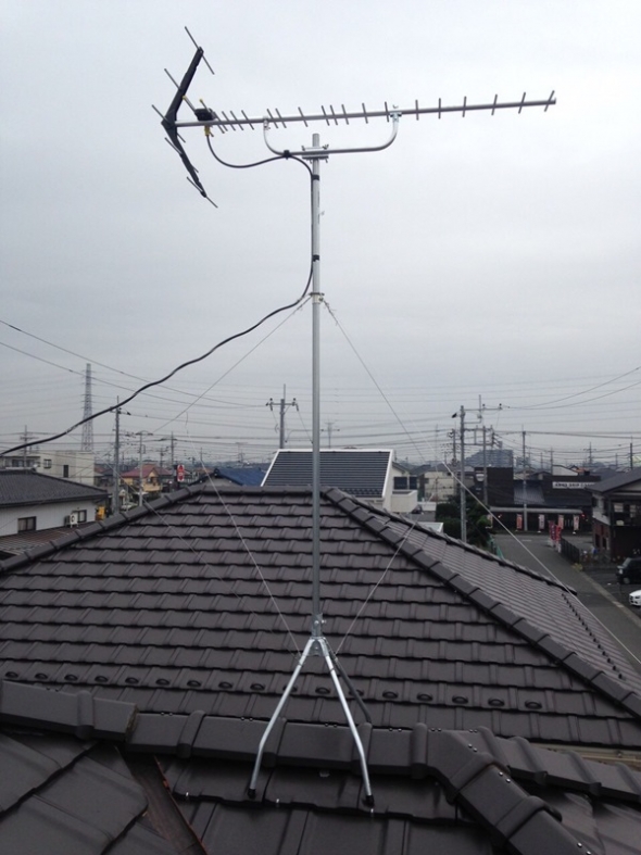 屋根上に設置したUHFアンテナ