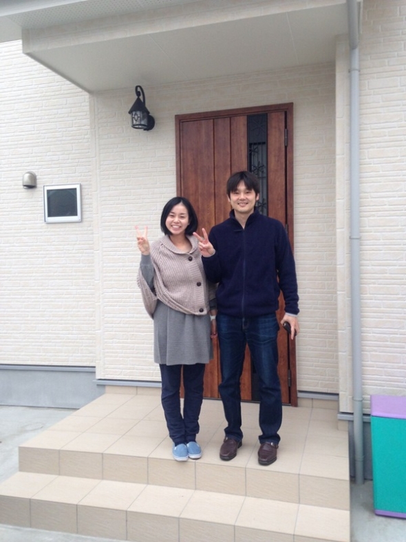 戸建住宅前の夫婦