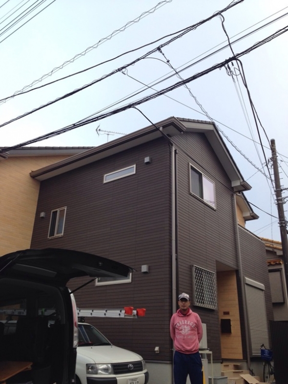 戸建住宅前の男性