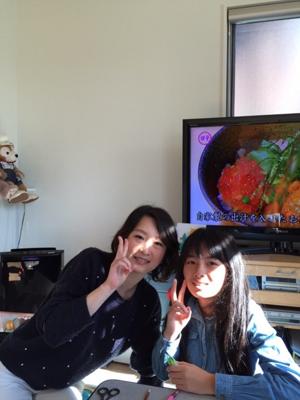 テレビ前の母娘