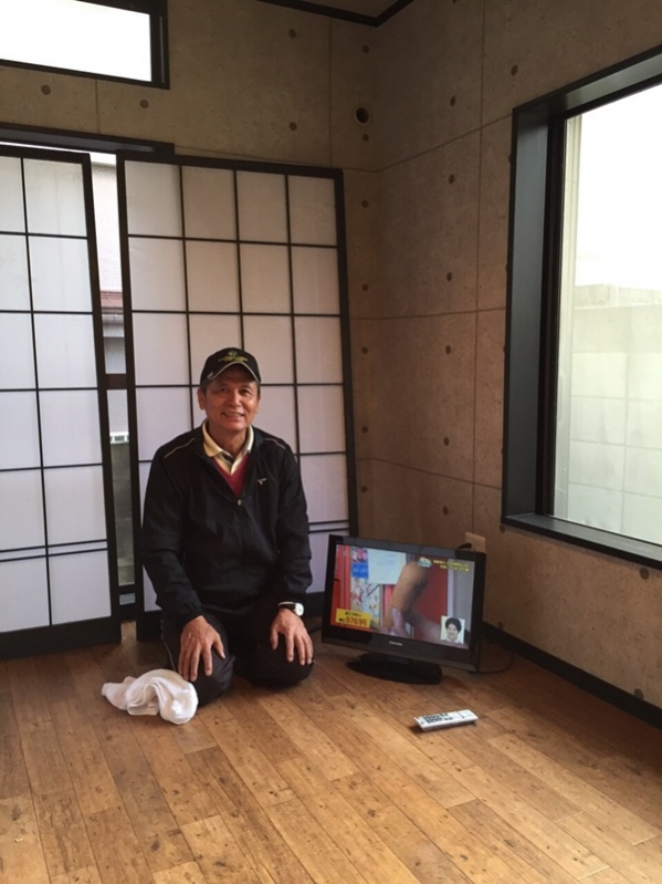 テレビ前の男性