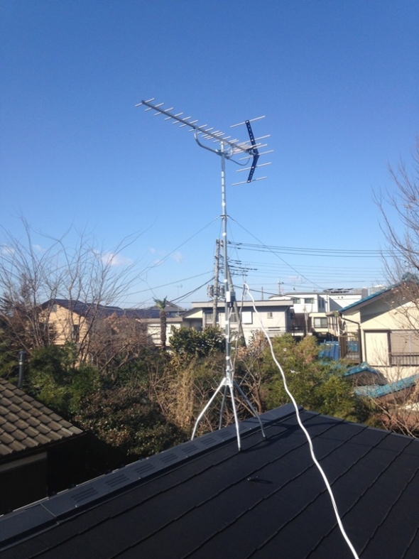屋根上に設置したUHFアンテナ
