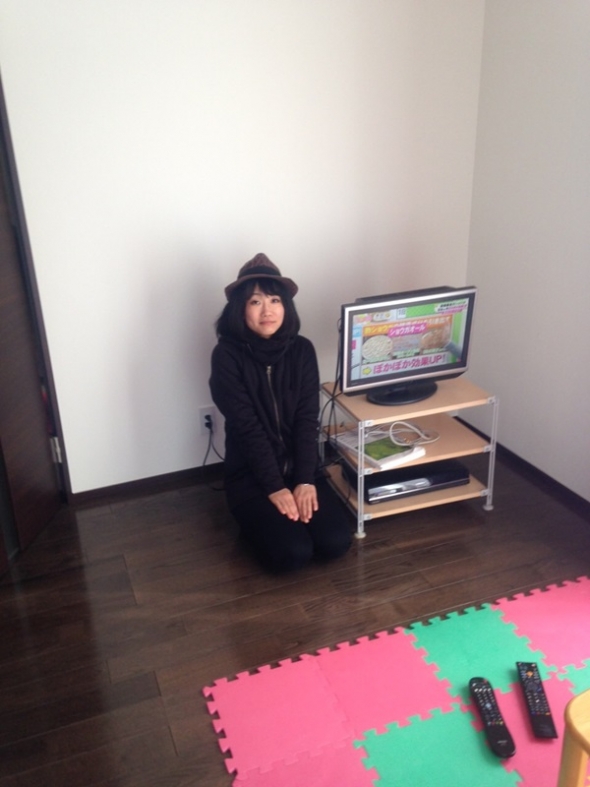 テレビ横の女性