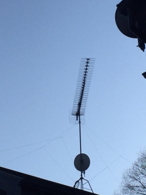 屋根上に設置したパラスタックアンテナとBS/CSアンテナ