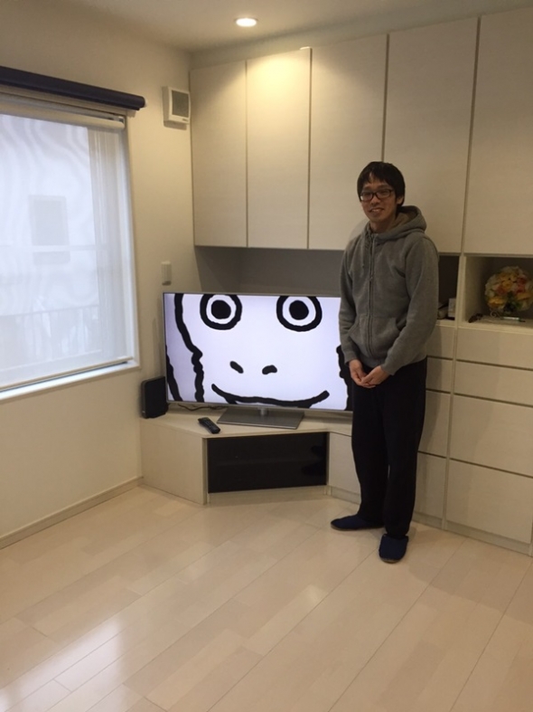 テレビ横の男性