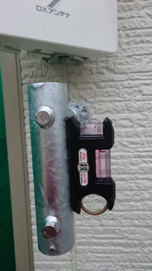 サイドベースを測定している水平器