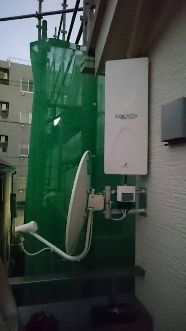 外壁に取り付けたデザインアンテナとBS/CSアンテナ