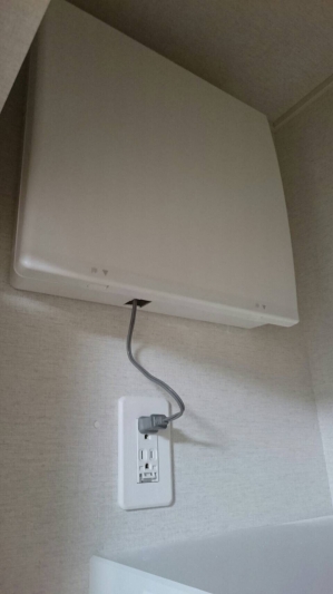 内壁に取り付けられたマルチメディアボックス