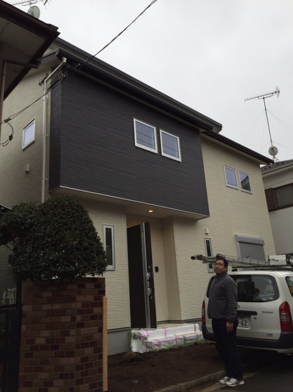 戸建住宅前の男性