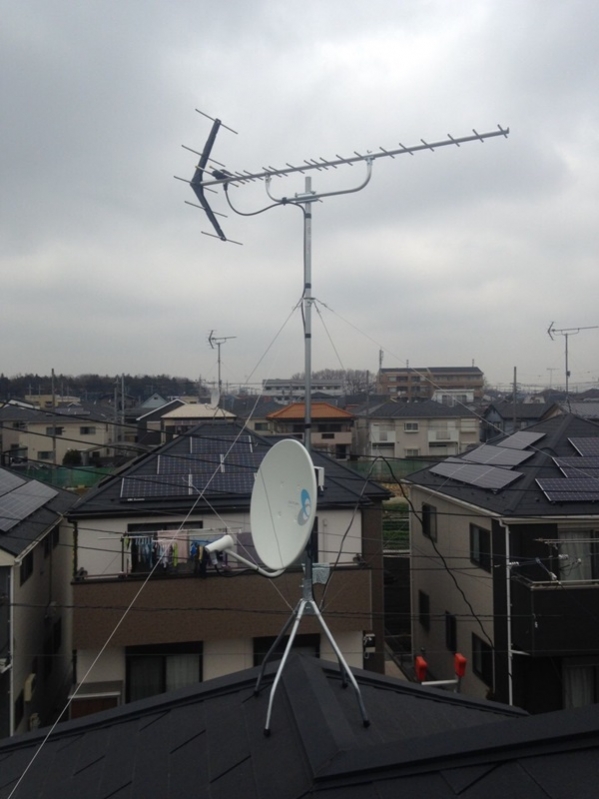 屋根上に設置したUHFアンテナとBS/CSアンテナ