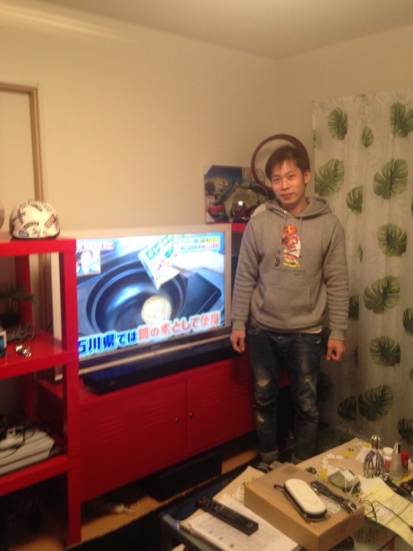 テレビ横の男性