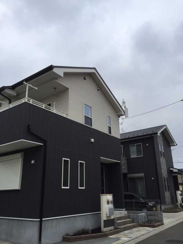 デザインアンテナとBS/CSアンテナを設置した戸建住宅