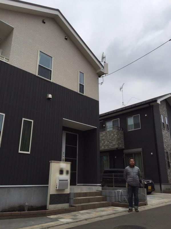 戸建住宅前の男性