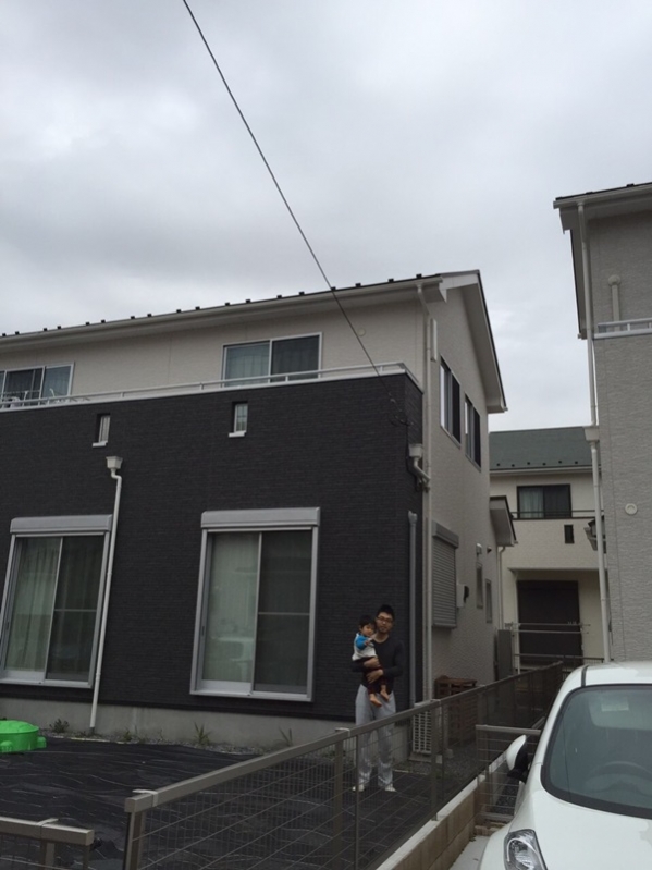 戸建住宅前の男性