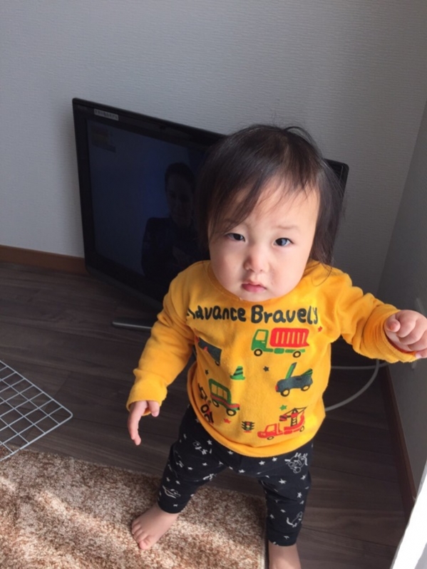 テレビ前の幼児