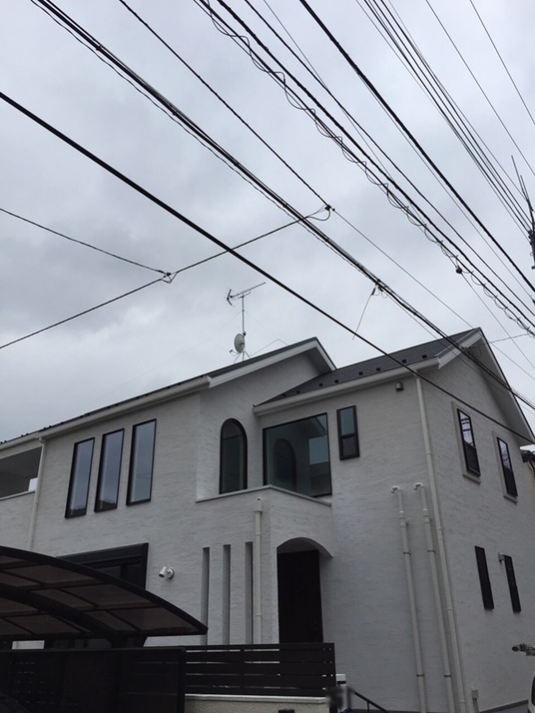 UHFアンテナとBS/CSアンテナを設置した戸建住宅