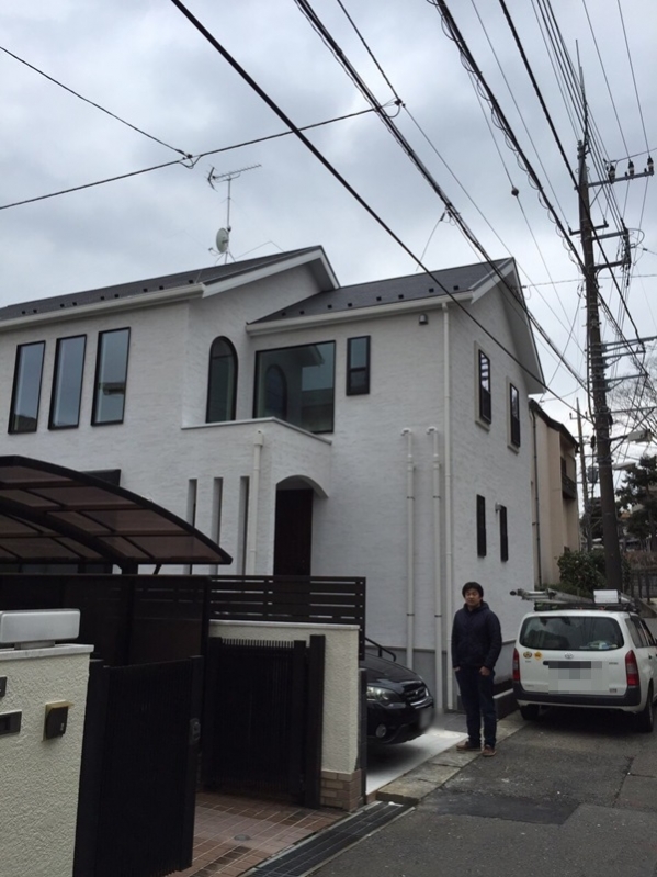 戸建住宅前の男性