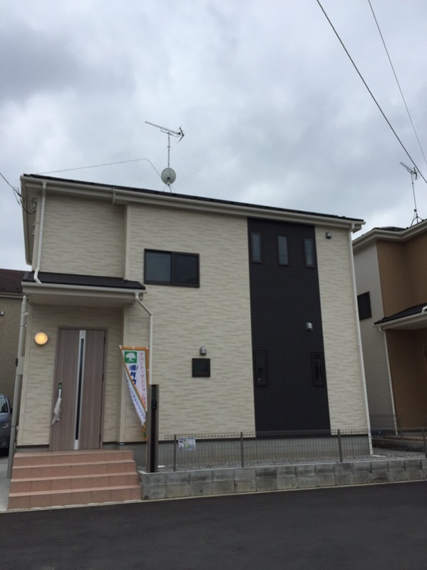 UHFアンテナとBS/CSアンテナを設置した戸建住宅