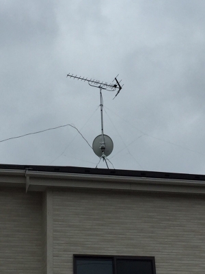 屋根上に設置したUHFアンテナとBS/CSアンテナ