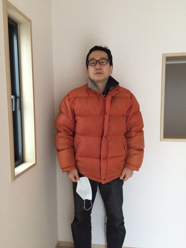 マスクを手にした男性