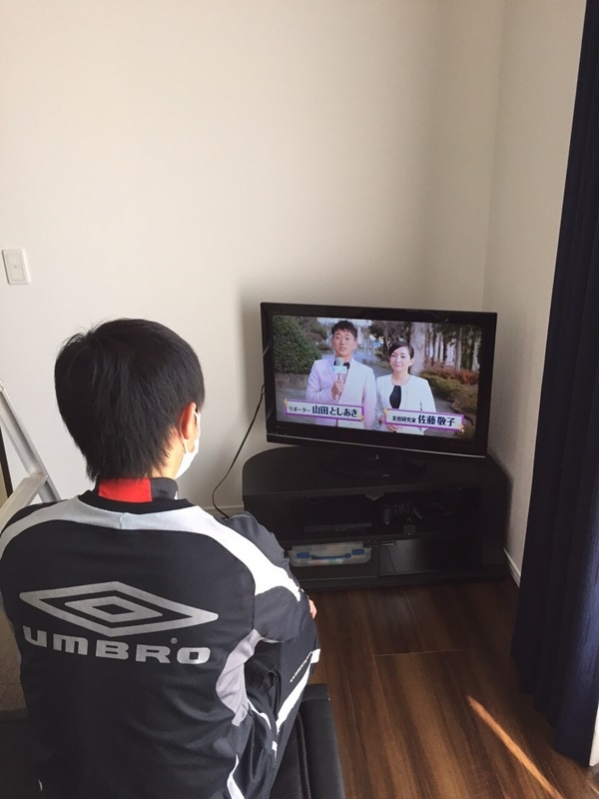 テレビを視聴する男性