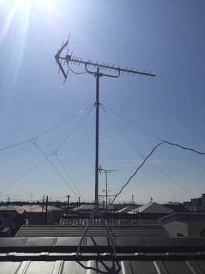 屋根上に設置したUHFアンテナ